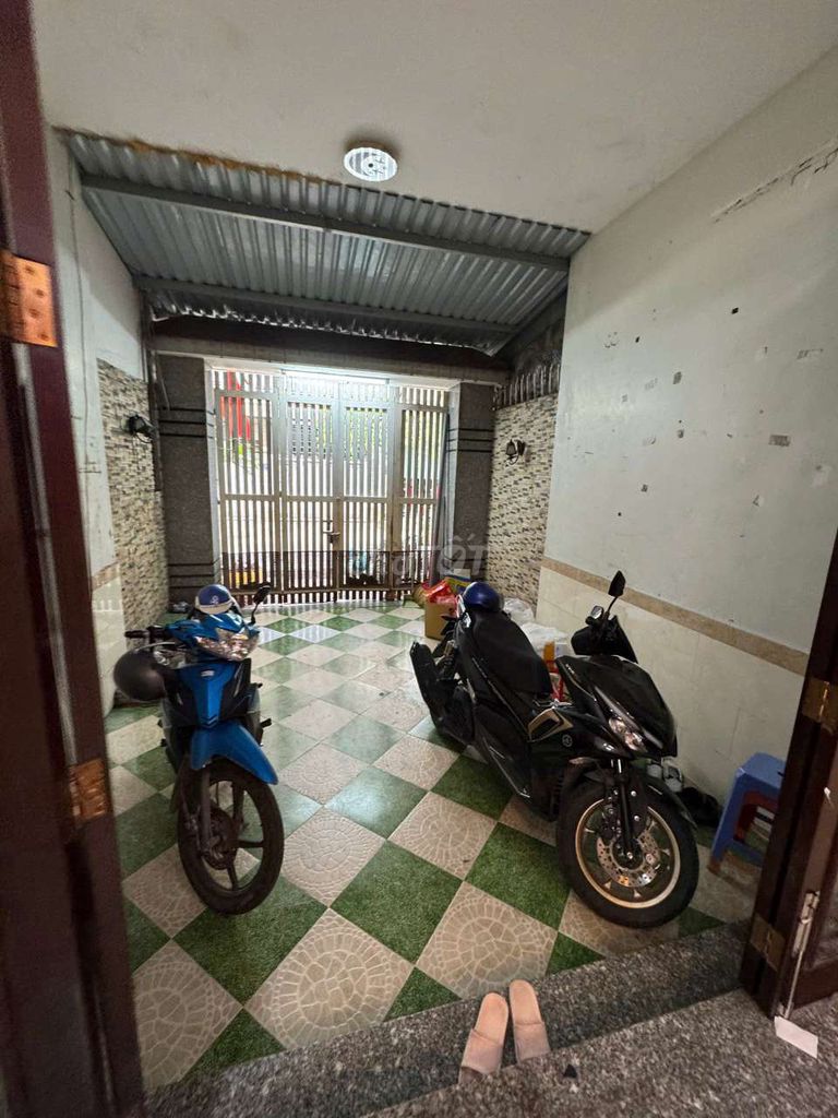 Modern 3-Bedroom Townhouse Near Transport College