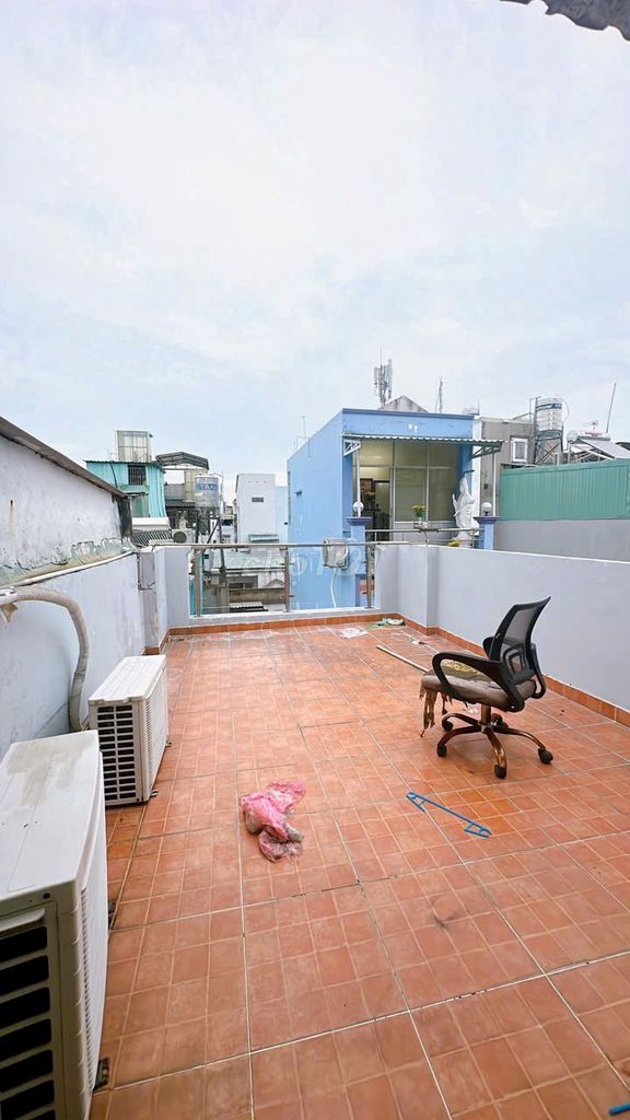 Modern 2-Floor Townhouse Near Food Street