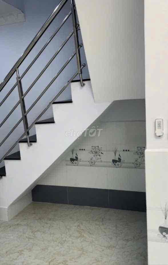 Modern 2-Bedroom House with Balcony and Security