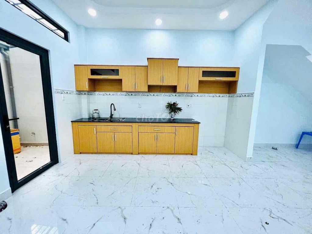 Modern 3-Bedroom House with Parking in District 2
