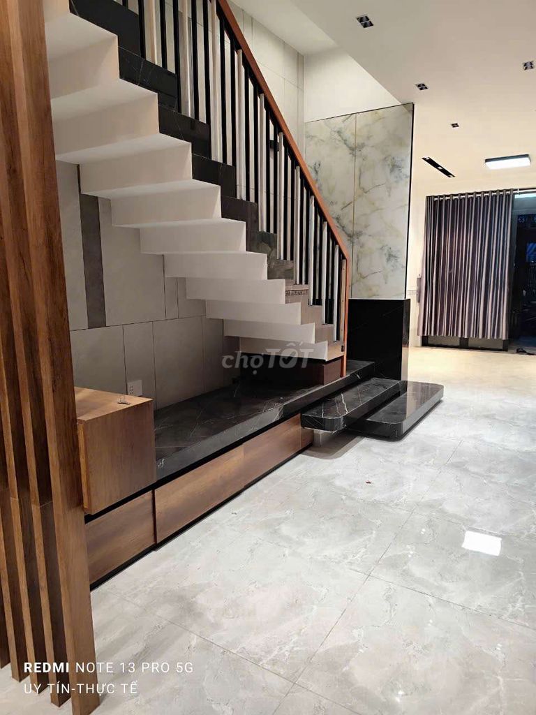 Modern 4-Level Townhouse with 5 Bedrooms