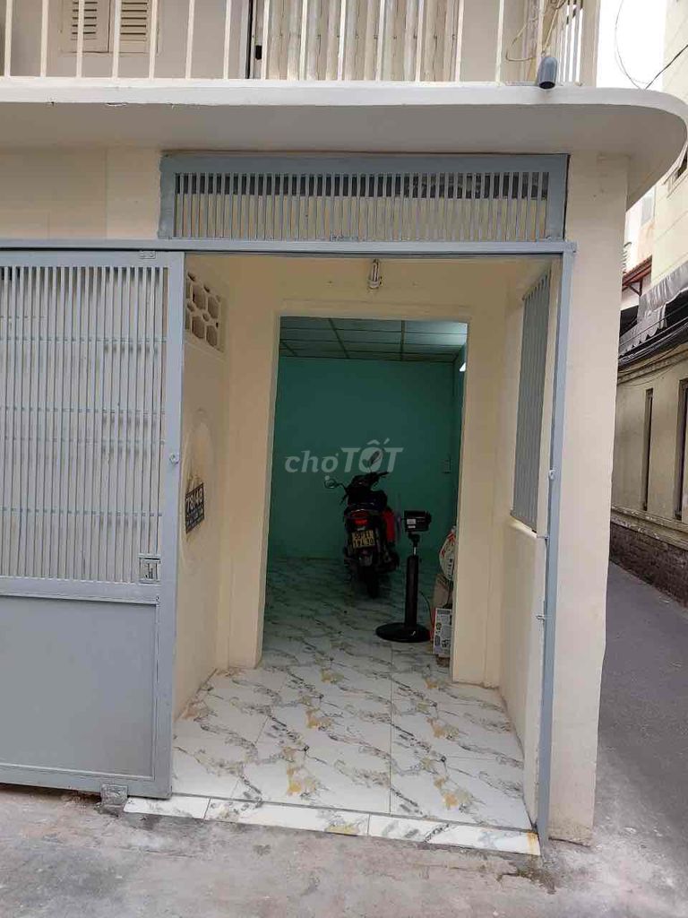 Spacious District 4 Apartment Near Markets and Schools