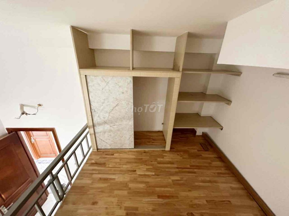 Loft-style room with mezzanine, fully furnished, near HUIT