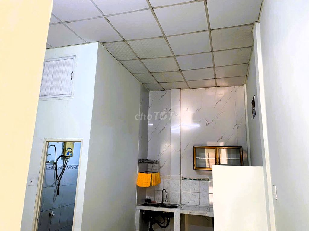 Spacious 2-Bedroom House with Garden Access