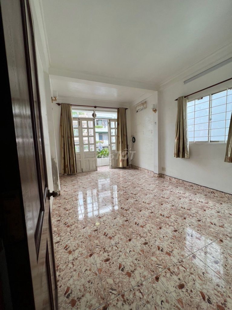 Spacious 5-Bedroom Commercial House Near Market
