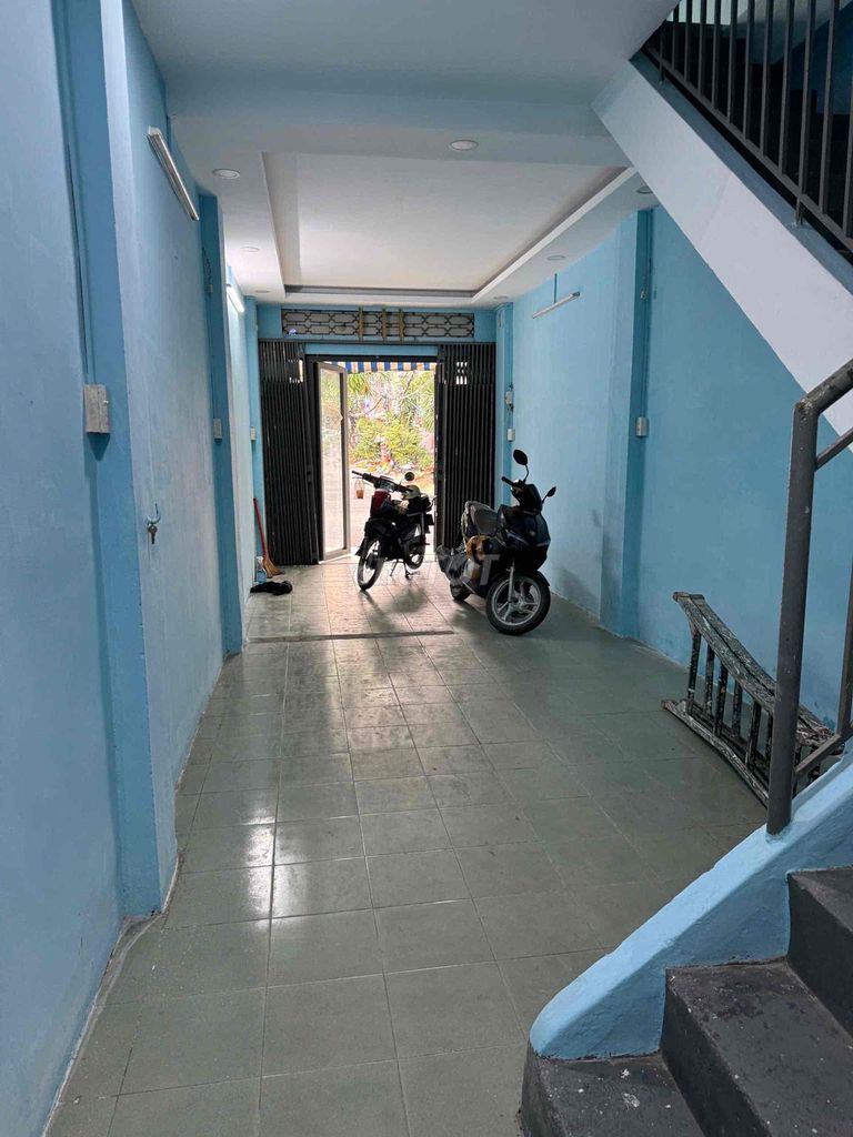 3-Story Townhouse Near Market with Car Access