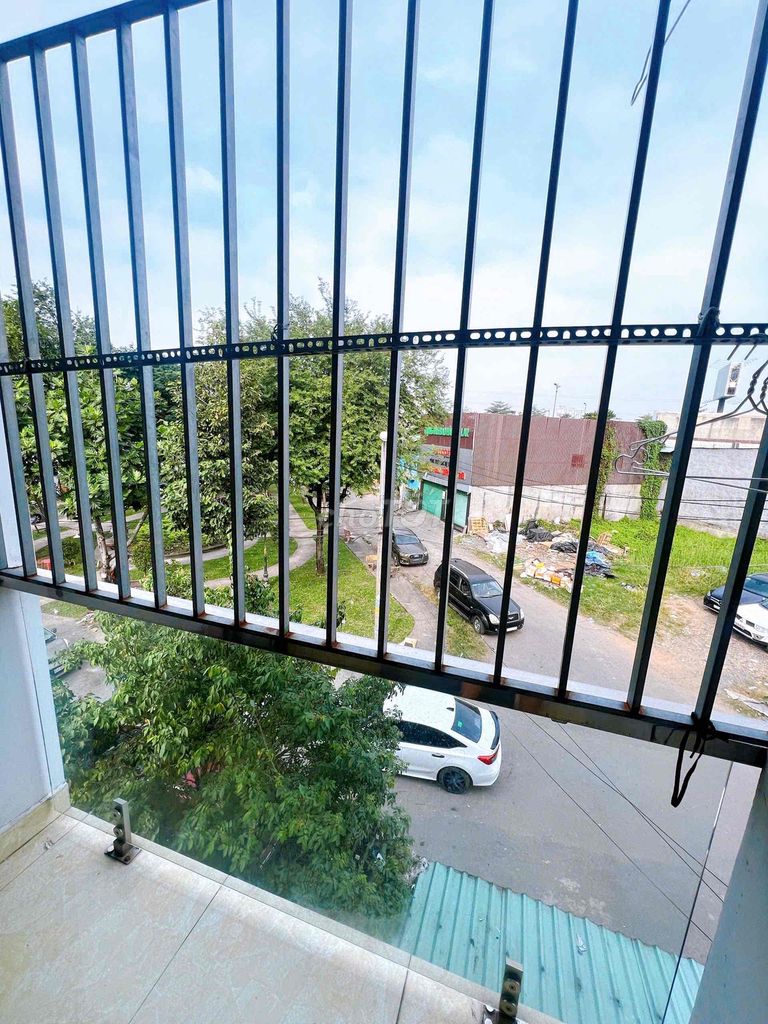 Modern House Near Gigamall with Park View