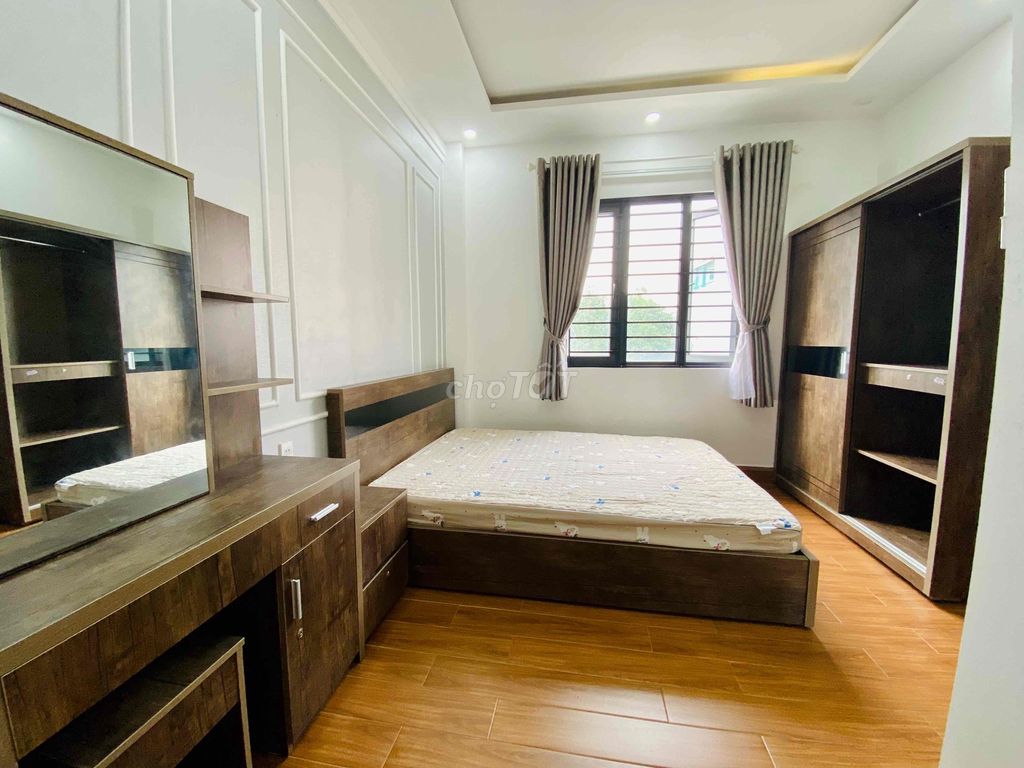 Modern Hotel-Style Room with Private Bathroom