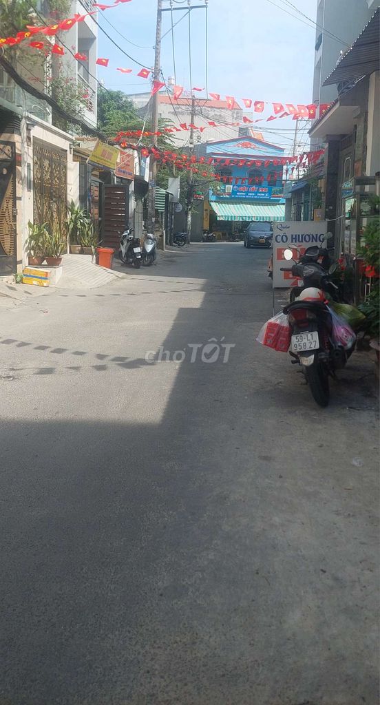 Spacious House with Parking near Nova College