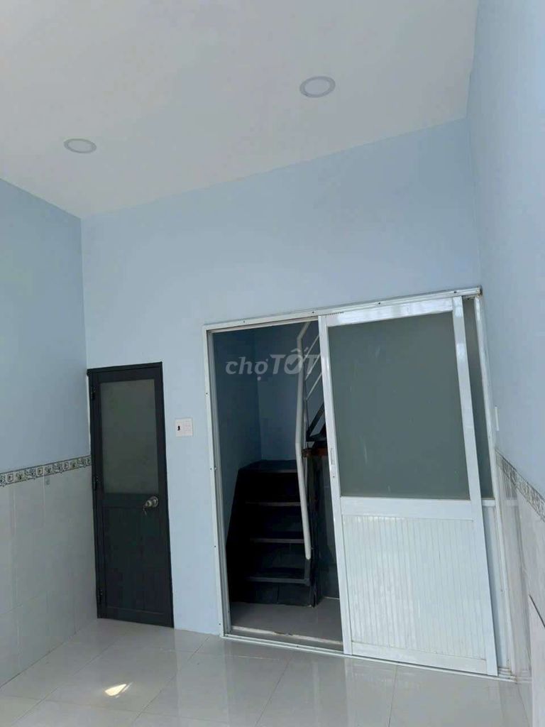 Modern 2-Bedroom Townhouse Near Schools and Markets