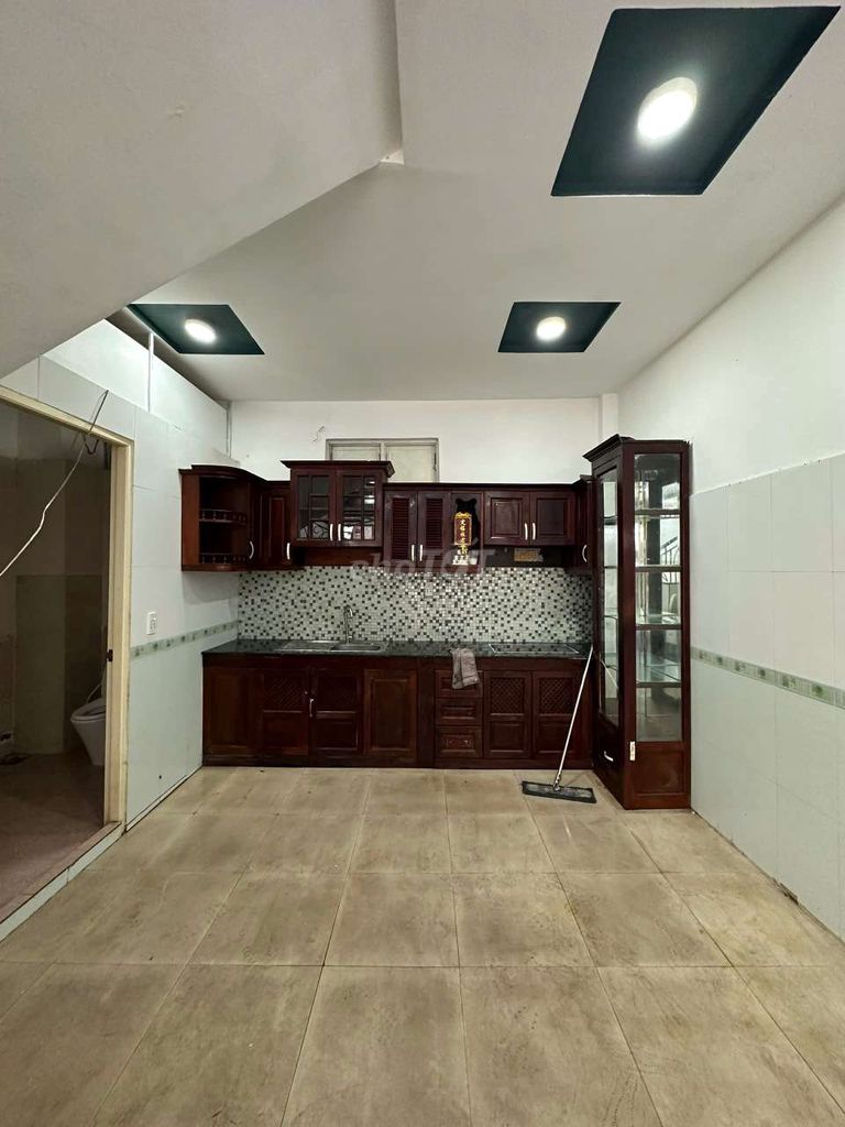 Spacious 3-Bedroom Townhouse with Modern Interior