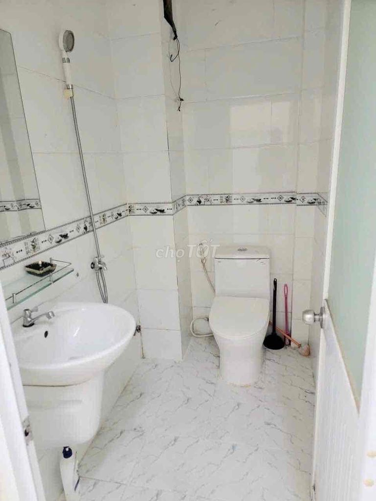 3-Bedroom Townhouse with Rooftop for Online Business