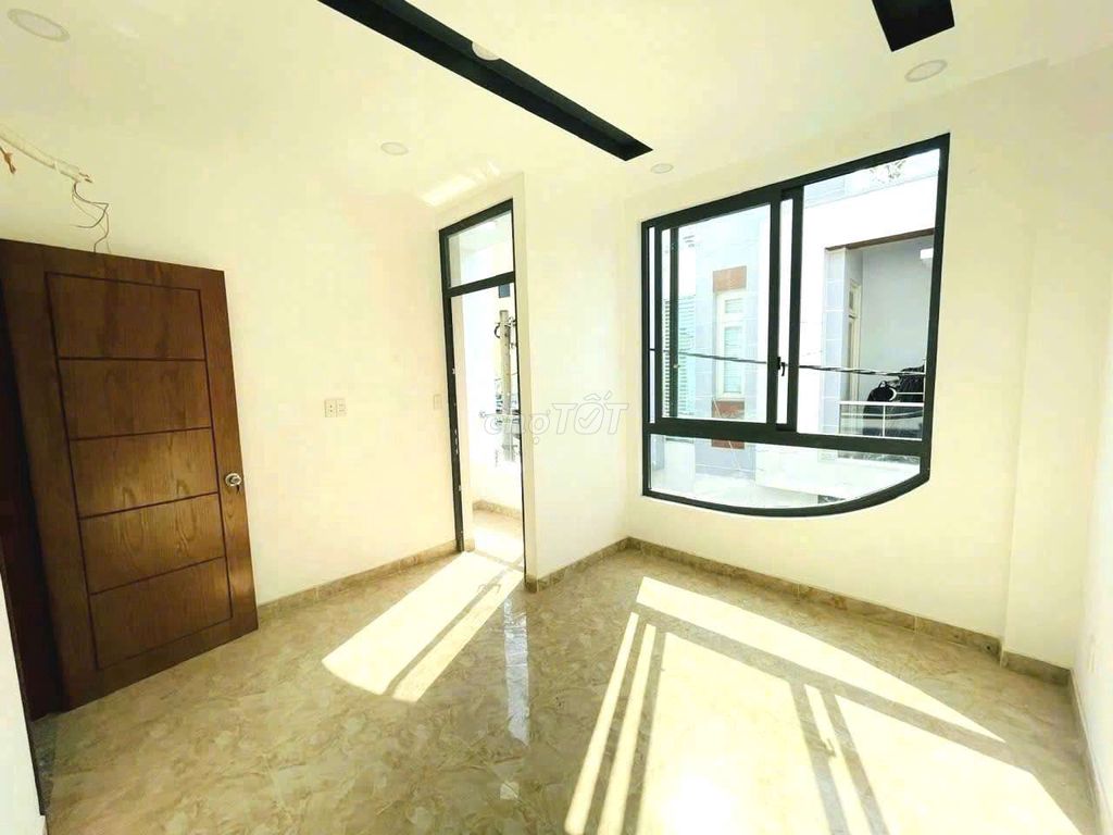 Modern 4-Bedroom Townhouse with New Renovation