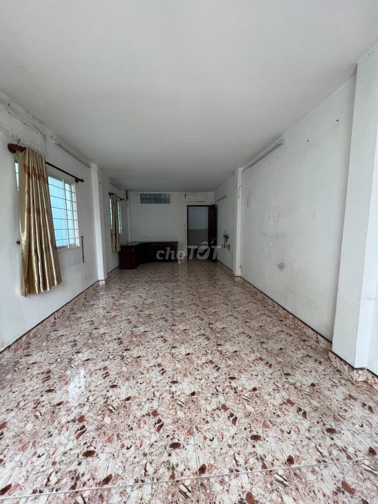 Spacious 5-Bedroom Commercial House Near Market
