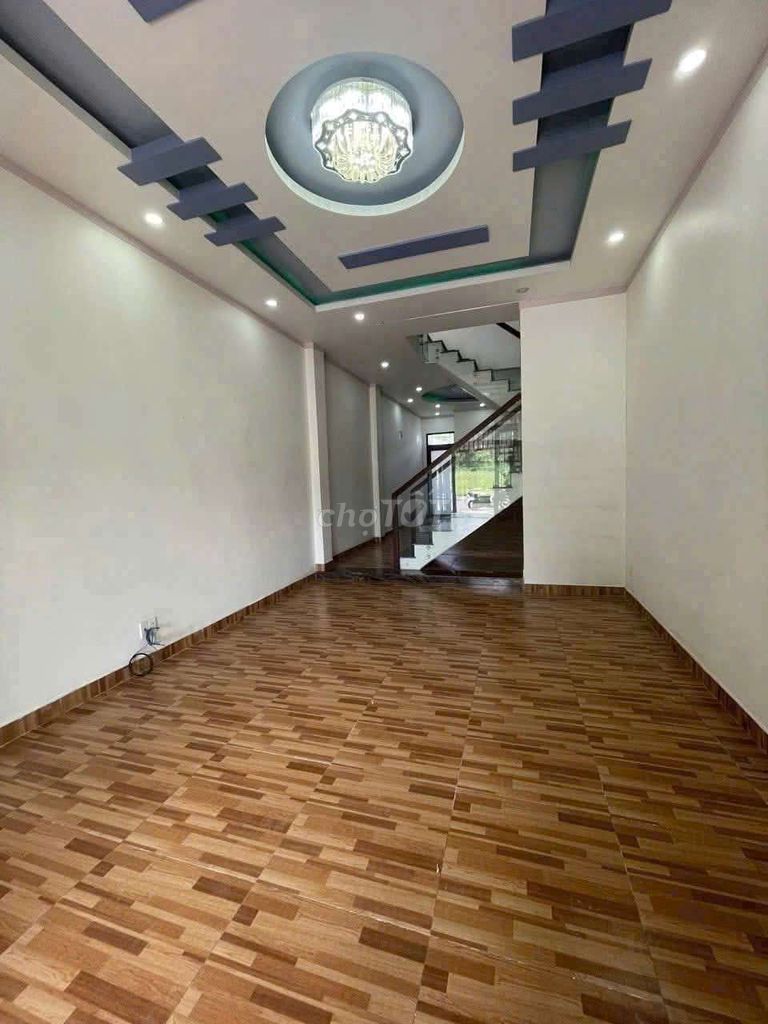 Modern 4-Bedroom Townhouse with Air Conditioning
