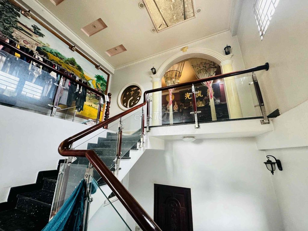 4-Story Modern House Near Metro Station