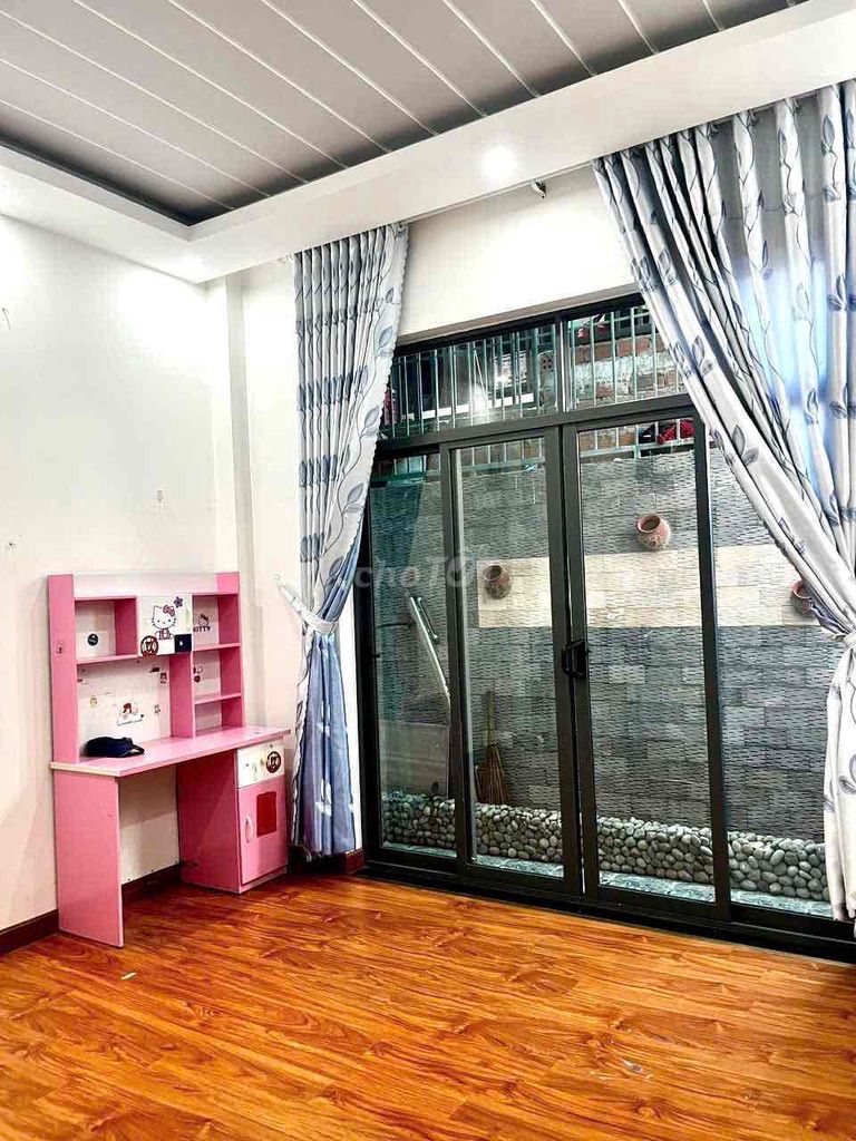 Modern 3-Story House with 4 Bedrooms in City