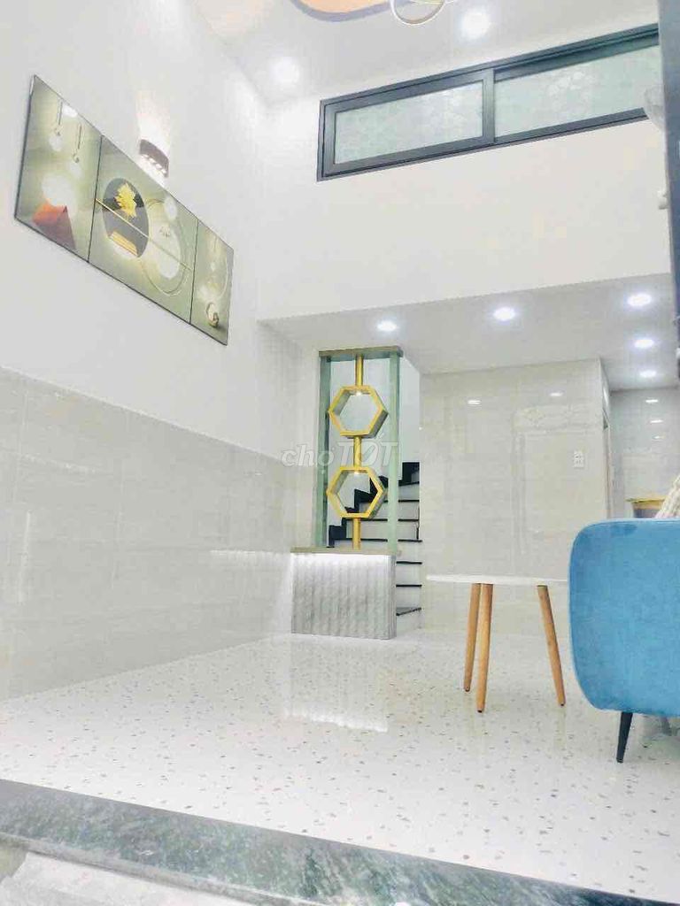 Modern 3-Level House in District 6