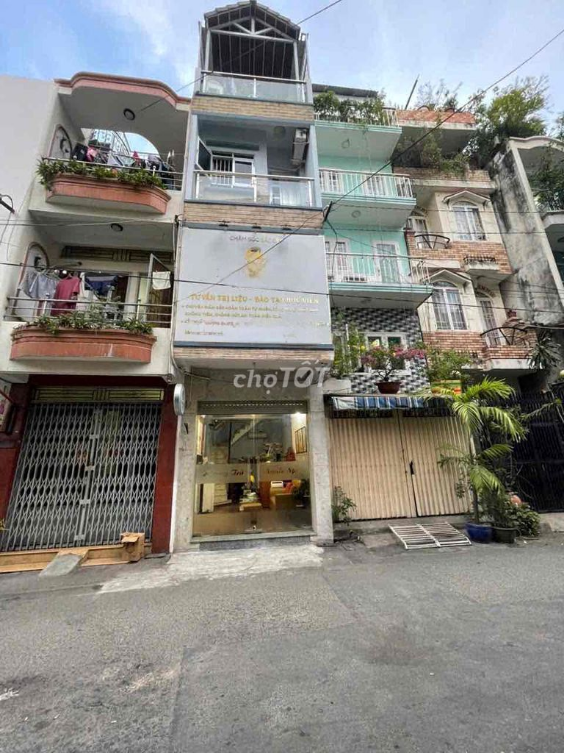 Rental House in Nguyen Thien Thuat, District 3 - Spacious 3-Story Home