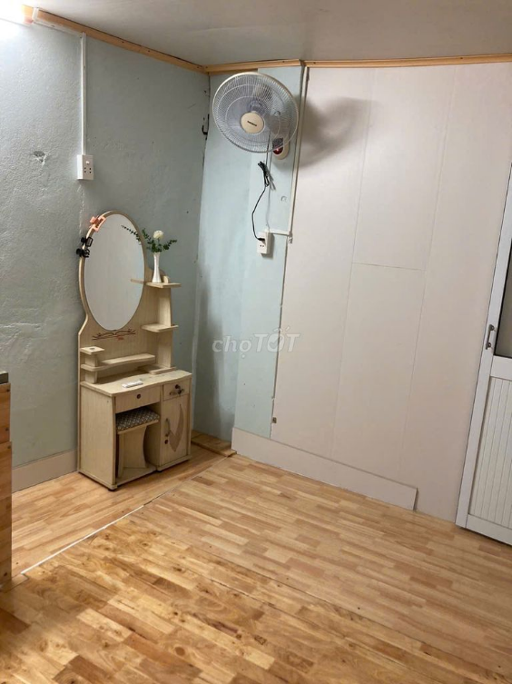 Compact Renovated Studio Apartment with Essential Amenities