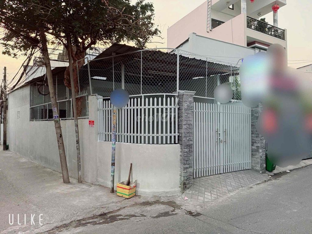 100m² Corner House with Parking for Business