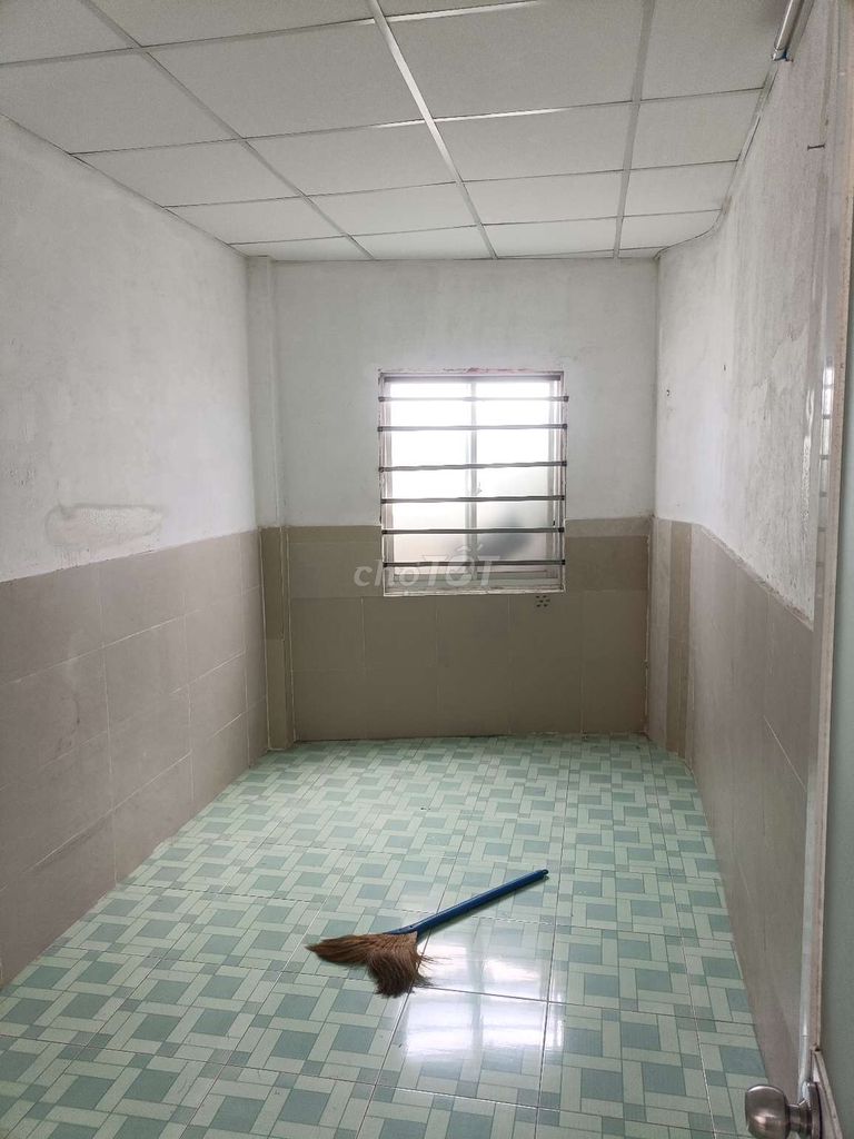 Spacious Room Near Market with Private Access
