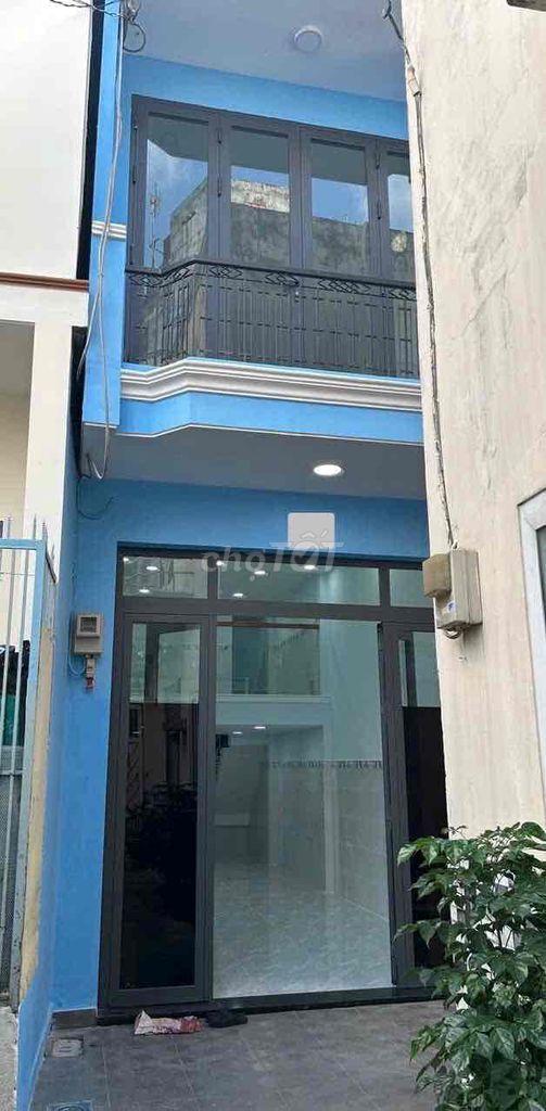3-Story Townhouse Near Airport with Modern Interior