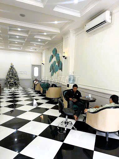 Large 4-Floor Commercial Space in Busy Area