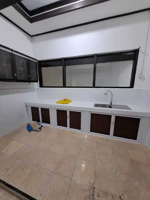 Spacious 3-Bedroom House in Manyar Rejo with Large Land Area
