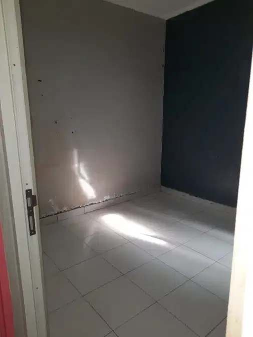 Дом в аренду на год или 6 месяцев с водой PDAM, электричеством по токену, гаражом и садом
