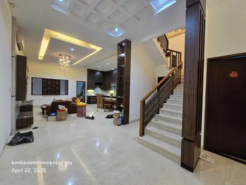 Pantai Indah Kapuk-тегі кең 3.5 қабатты үй, көптеген қосымша мүмкіндіктері бар