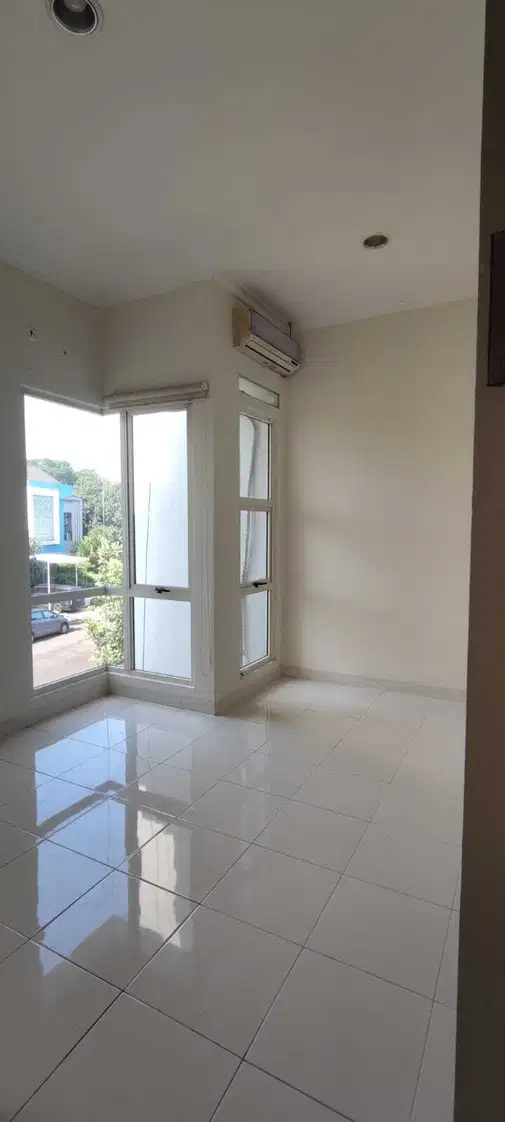 Spacious 3-Bedroom House with Modern Kitchen