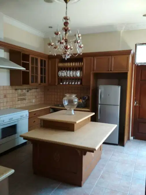 Spacious House with Garden for Office or Living