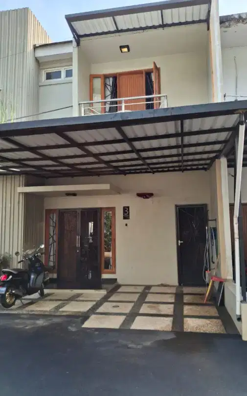 2-Story House in Quiet Cluster, Near Schools and Stations