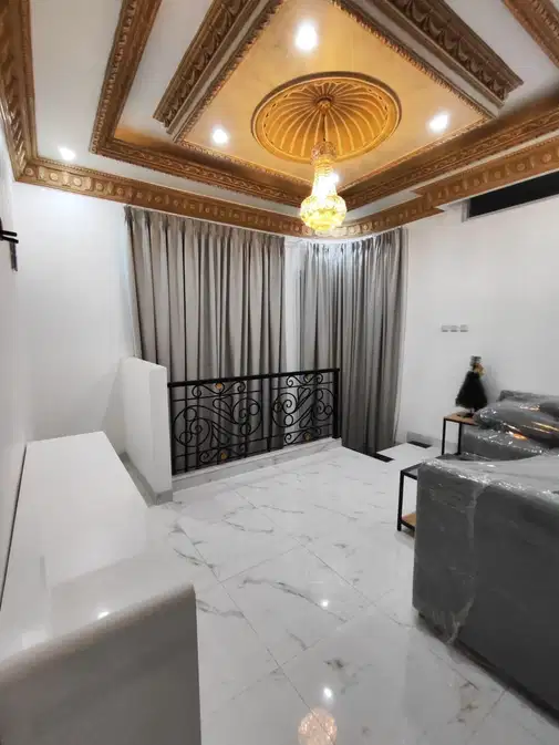 Kelapa Gading-дағы премиум интерьері бар 3 қабатты люкс үй