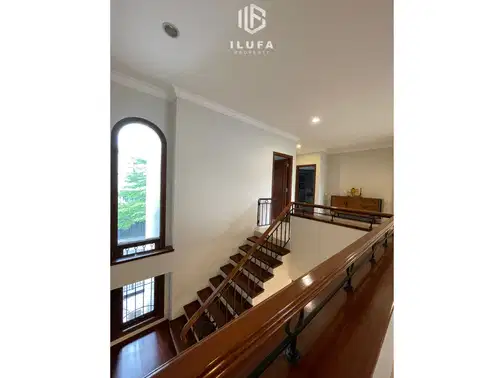 Pondok Indah-тағы жоғары сапалы үй, жүзбектік бассейні және көптеген ыңғайлылықтары бар