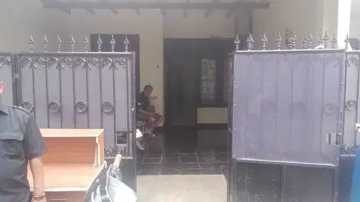 Pasar Minggu маңындағы 3 жатқа бөлмелі үй және автотұрақ