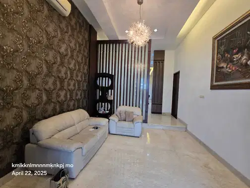 Pantai Indah Kapuk-тегі кең 3.5 қабатты үй, көптеген қосымша мүмкіндіктері бар