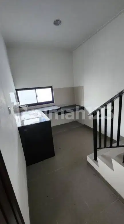 Exclusive Pantai Indah Kapuk 2 House with Large Land Area and Multiple Rooms