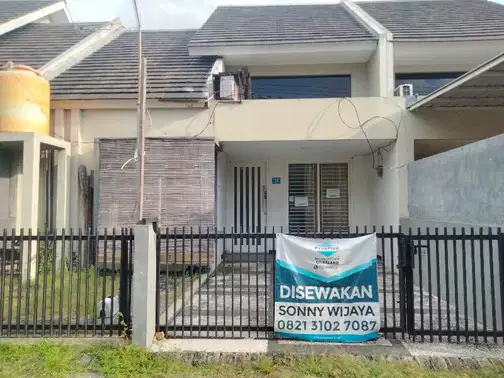 Strategic House with Security Access and Spacious Layout