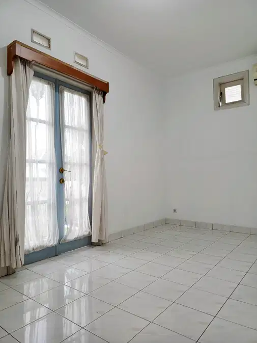 Spacious Private Complex Property in Gegerkalong