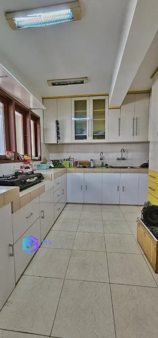 Кең көп деңгейлі жылдамдық, шатыр бағымен және кең автотұрақпен