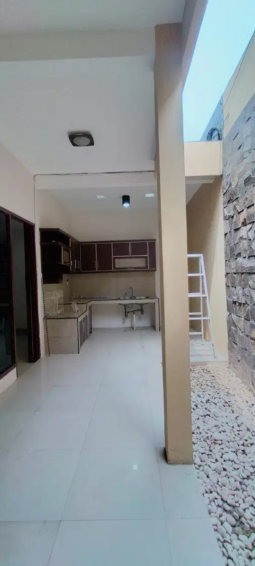 Доступный частично меблированный дом в кластере Kota Wisata Cibubur
