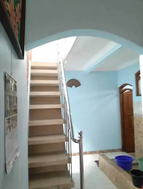 Кондонгкатурдағы кең 2.5 қабатты үй, сақина жолына жақын