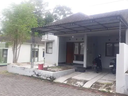 Қорғалған тұрғын аймақтағы минималистік толық жабдықталған үй