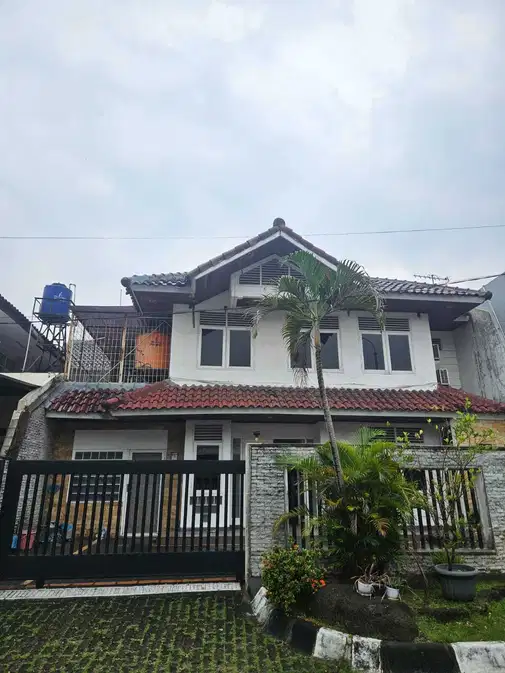 Spacious 4-Bedroom House with Multiple Amenities