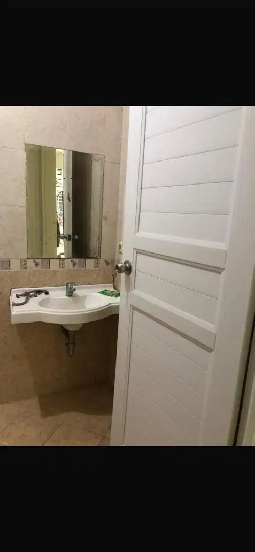 Уютный дом в Taman Tirta Golf Cluster Victoria River Park рядом с Hypermart Villa Melati Mas
