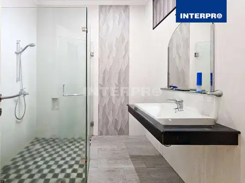 2-Story House in Kedoya - Spacious Family Home with 3 Bedrooms