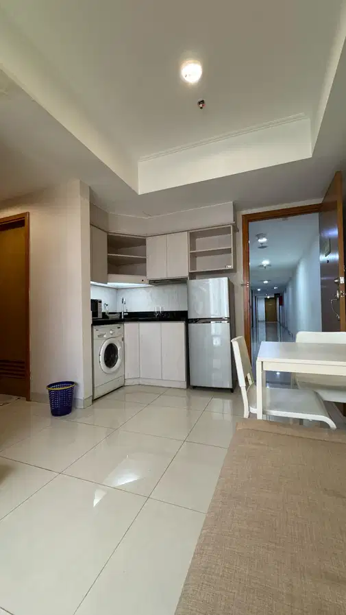 The Mansion Kemayoran-дағы қала мен бассейн көрінісі бар 2 бөлмелі пәтер