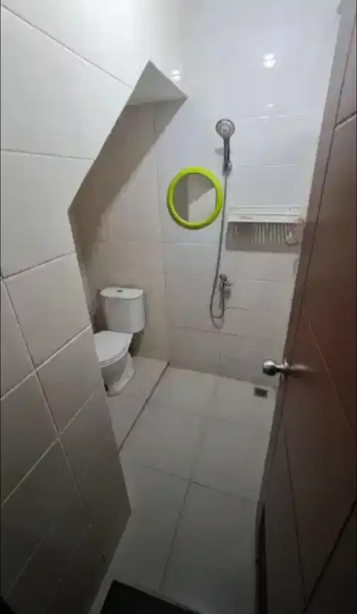 Жартылай жиһаздалған 2 қабатты үй, тұрақ орыны бар